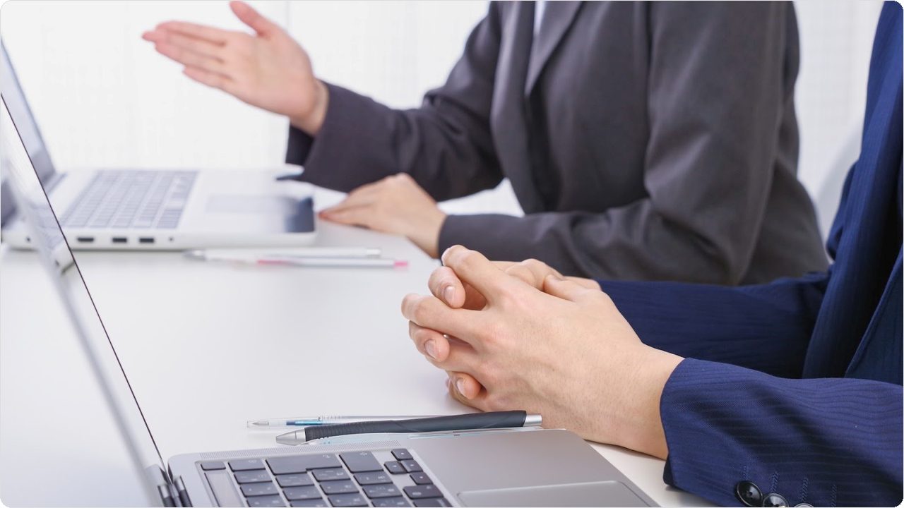 discussing-laptops.jpg discussing-laptops.jpg